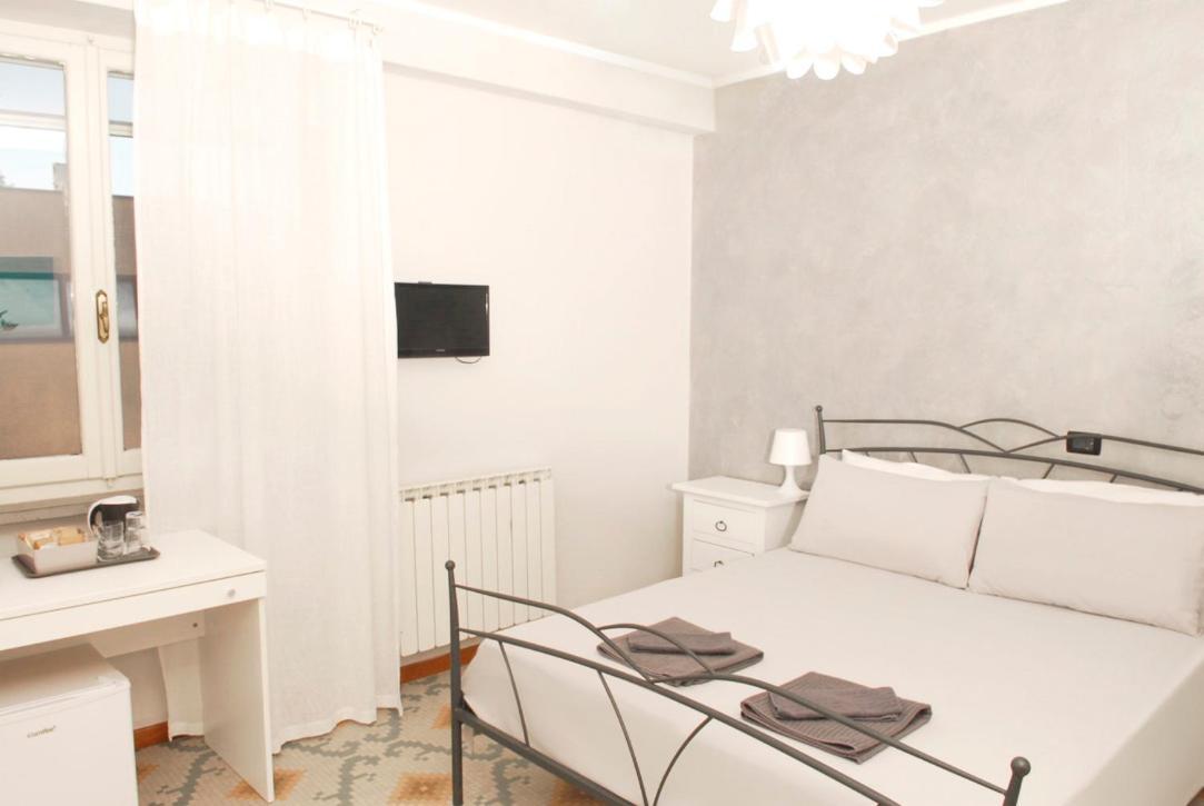 Vara Motel Self Check In Ceparana Bagian luar foto